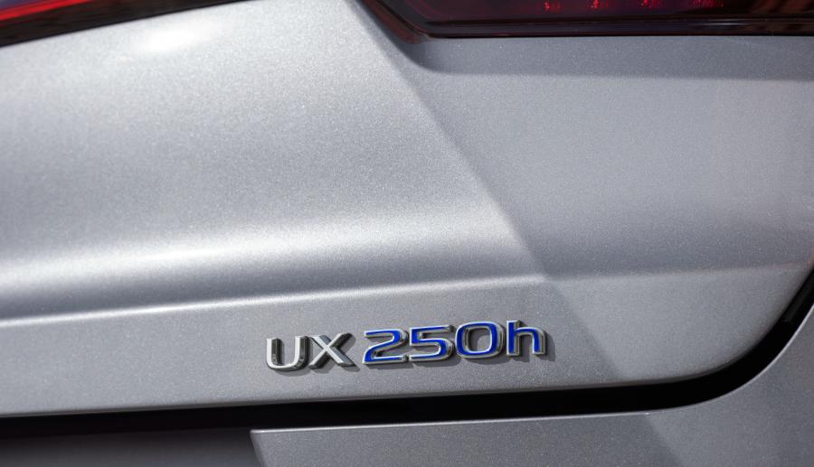 Логотип Lexus UX250h 2018 года  (WW) (фото 25 из 40)